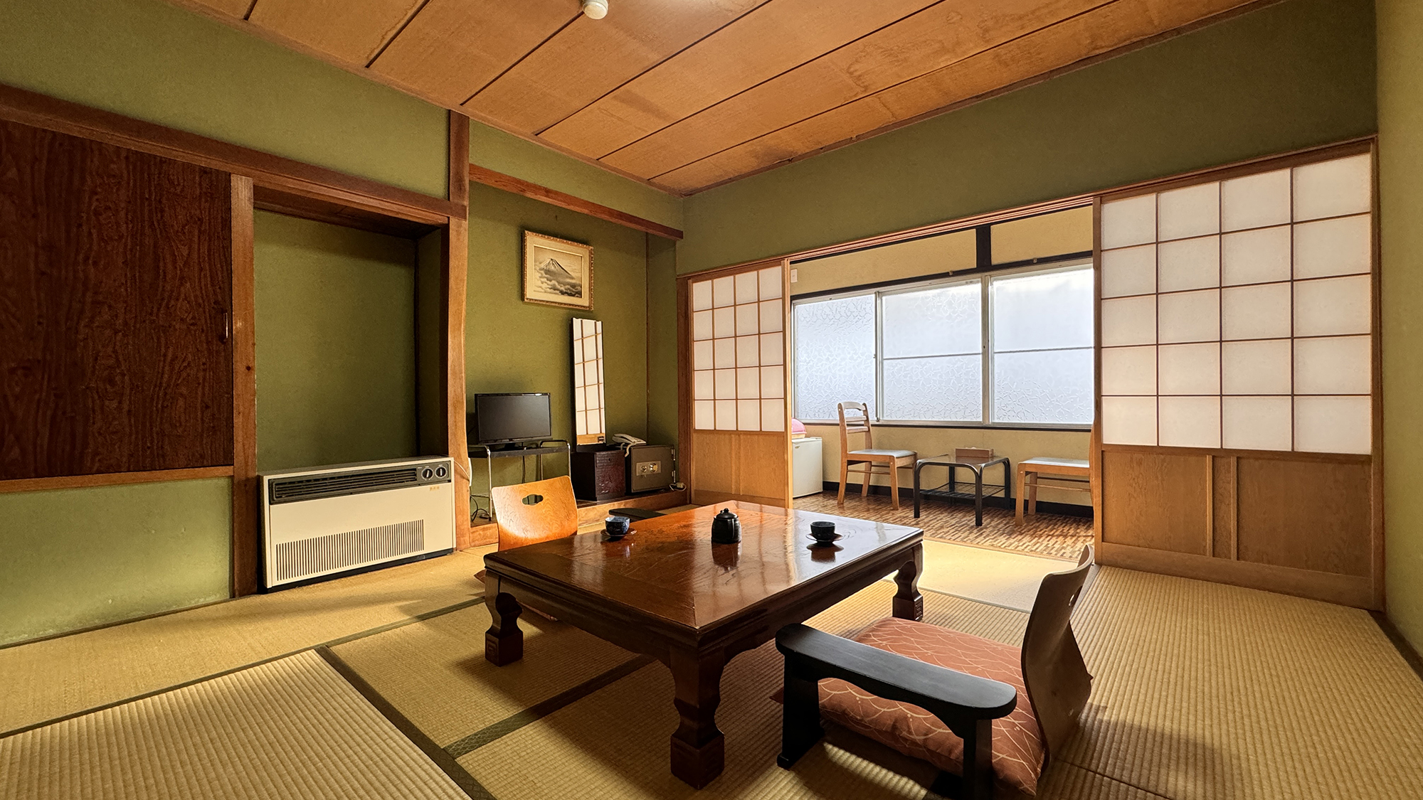 【客室】 和室8畳（トイレ付）