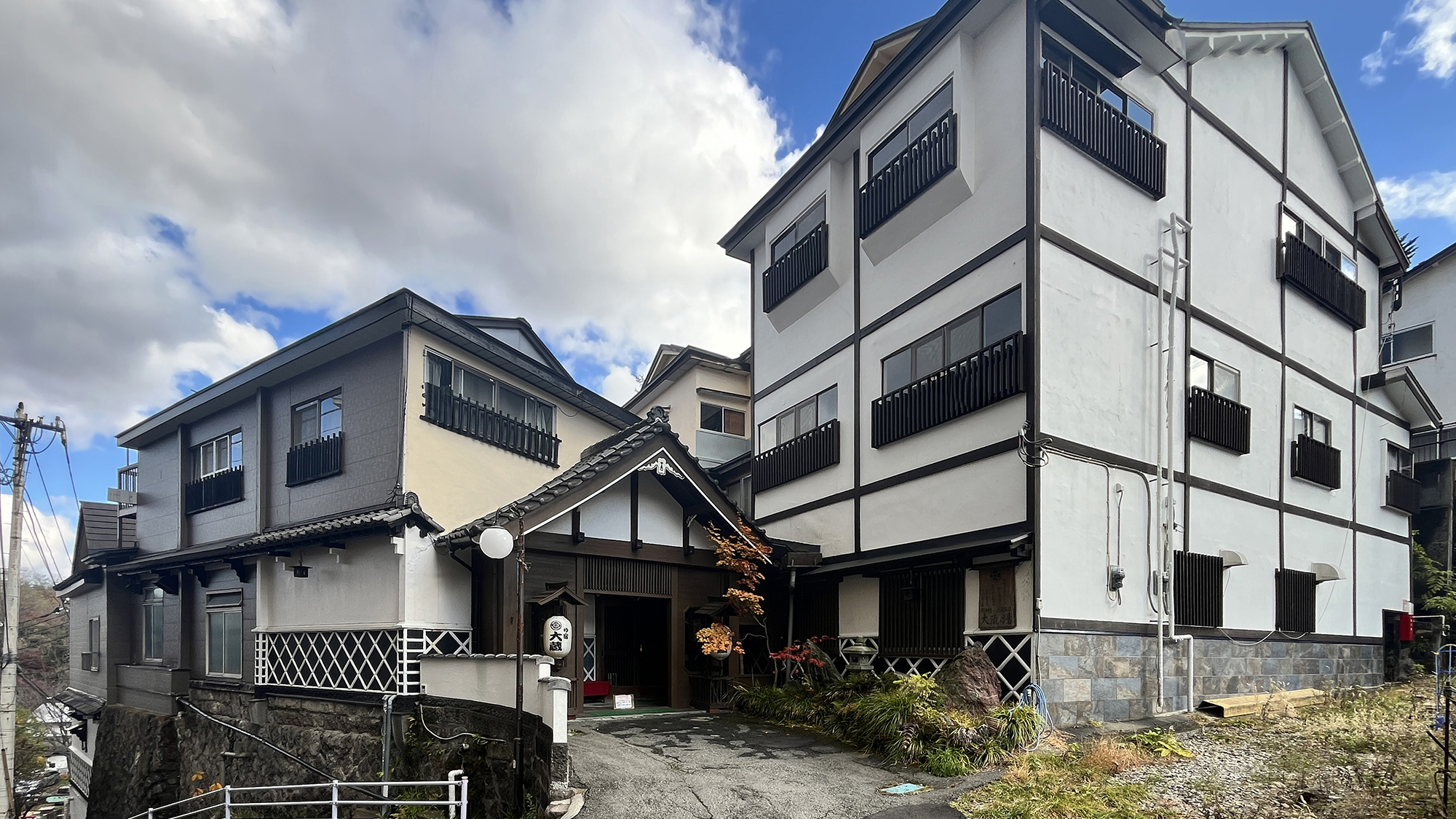 湯畑から徒歩5分のゆ宿大蔵。和の佇まいの温泉宿です。