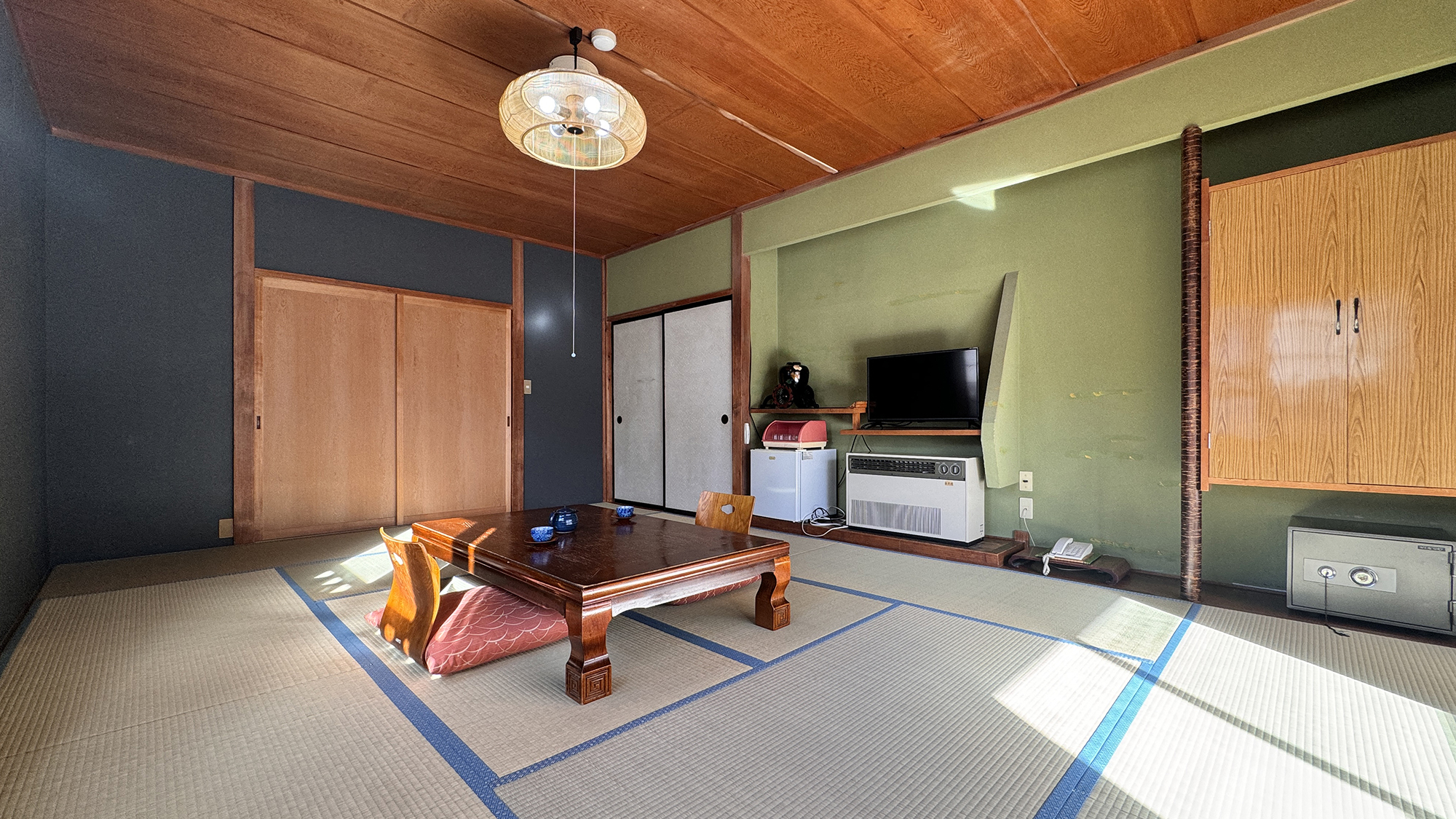 【客室】 和室12畳（トイレ付）