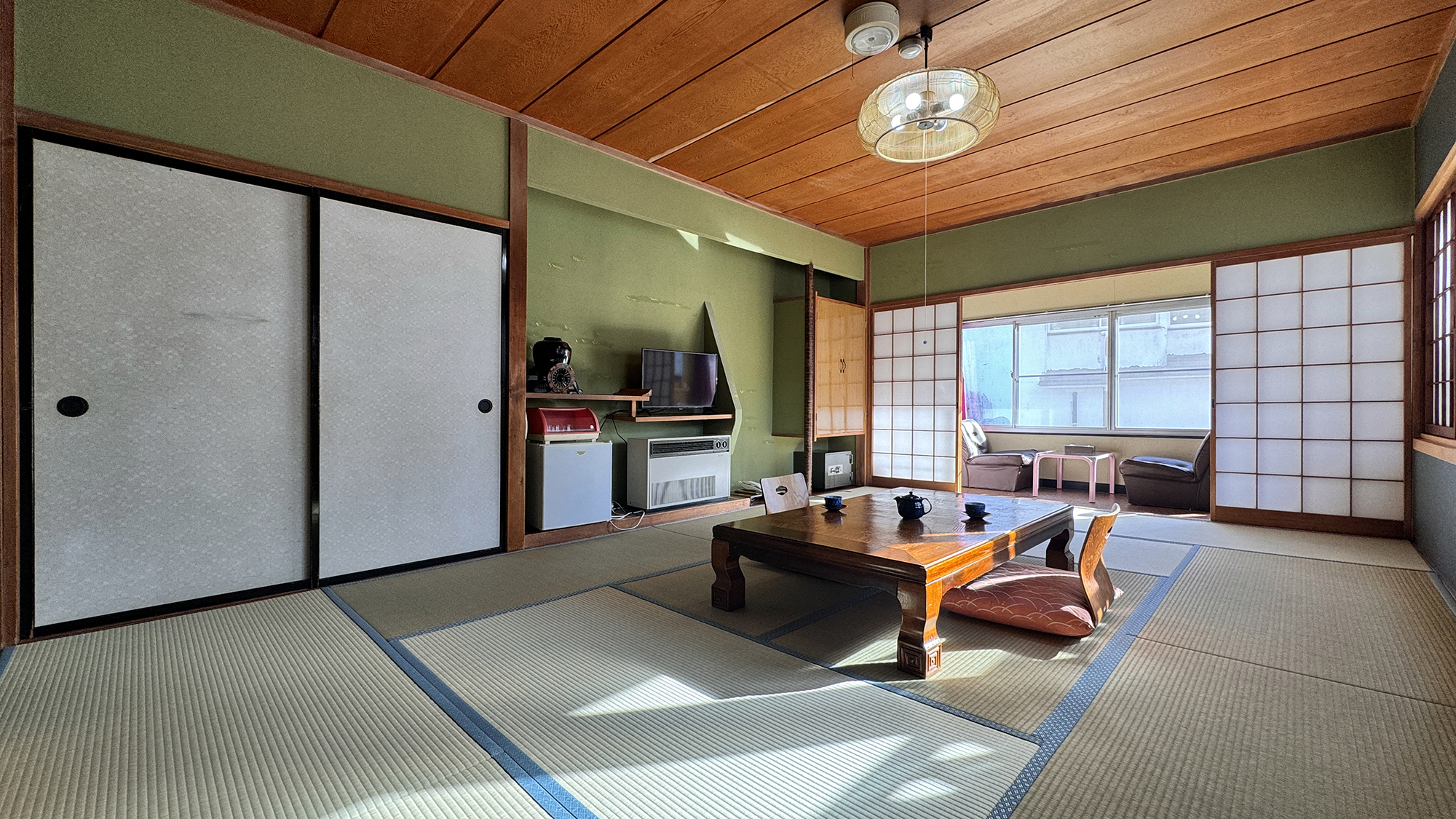 【客室】 和室12畳（トイレ付）