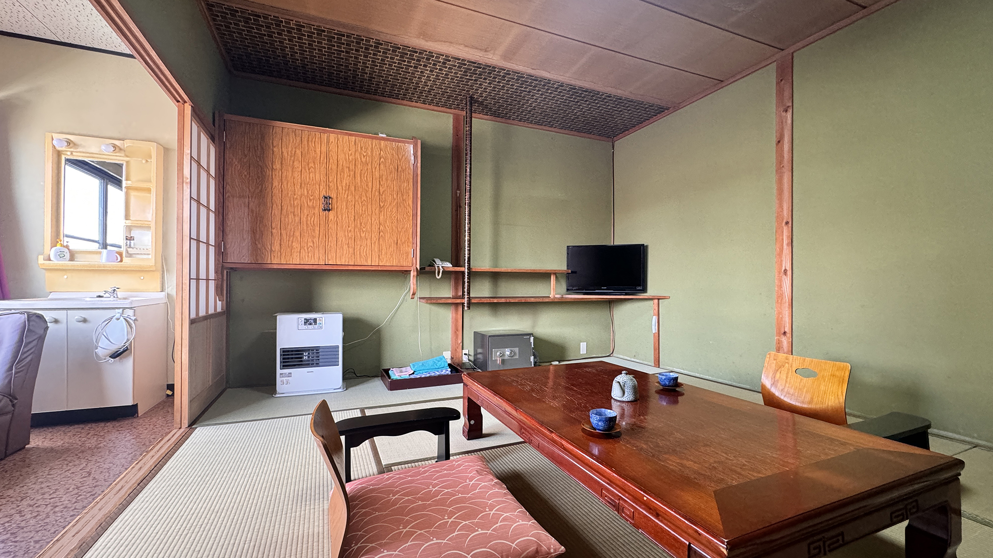 【客室】 和室10畳（トイレ付）