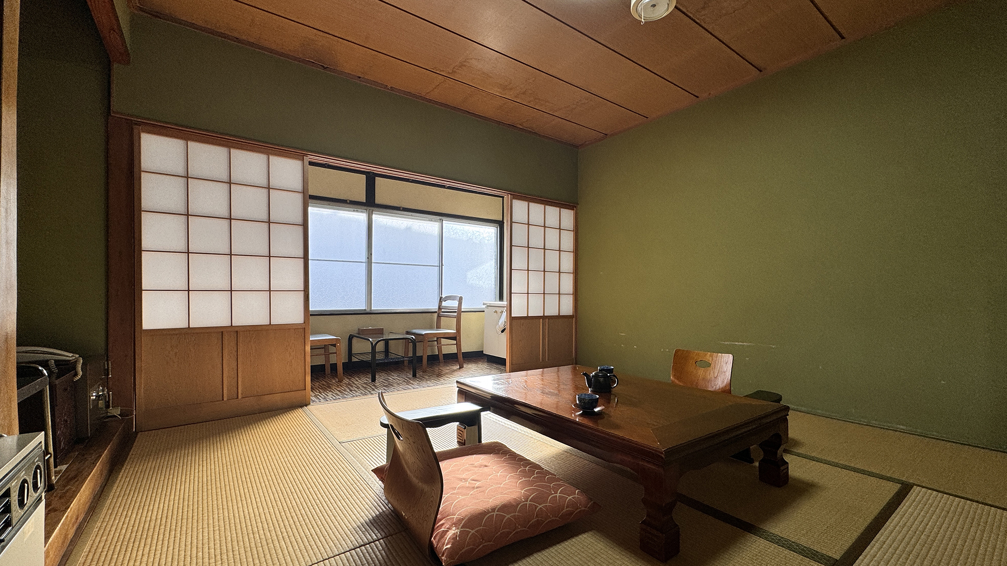 【客室】 和室8畳（トイレ付）