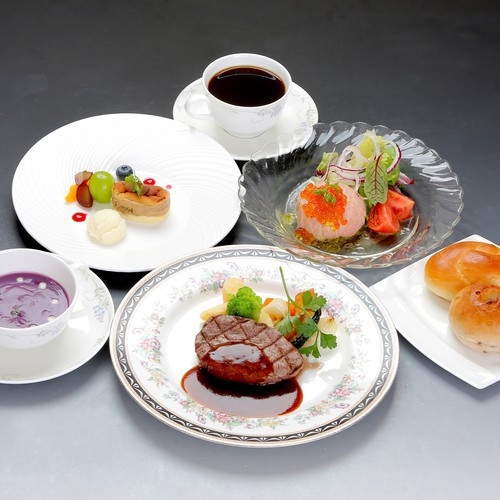 【スタッフによるホテル館内案内で特別な体験を】レストランでのディナーと大原美術館入館券付（夕朝食付）