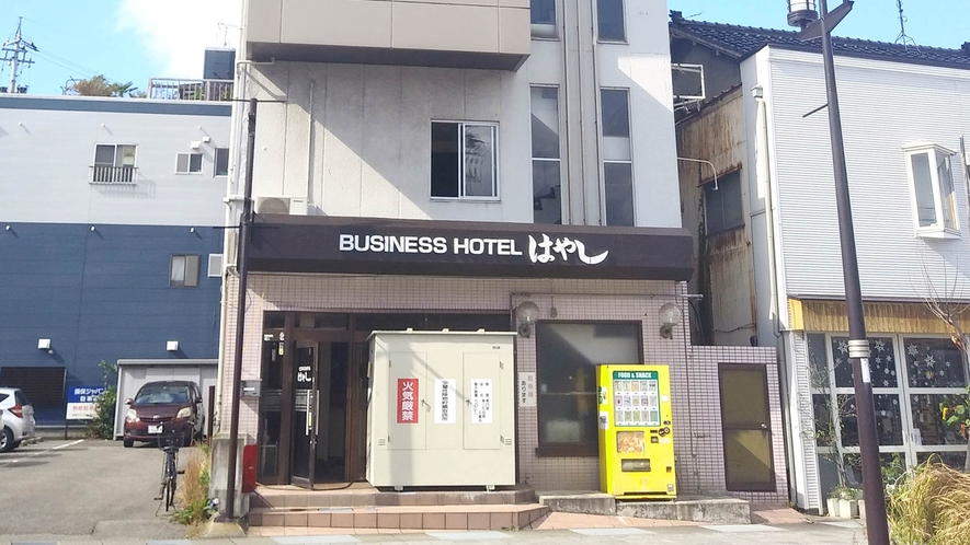 ・【外観】七尾駅より徒歩2分の宿です