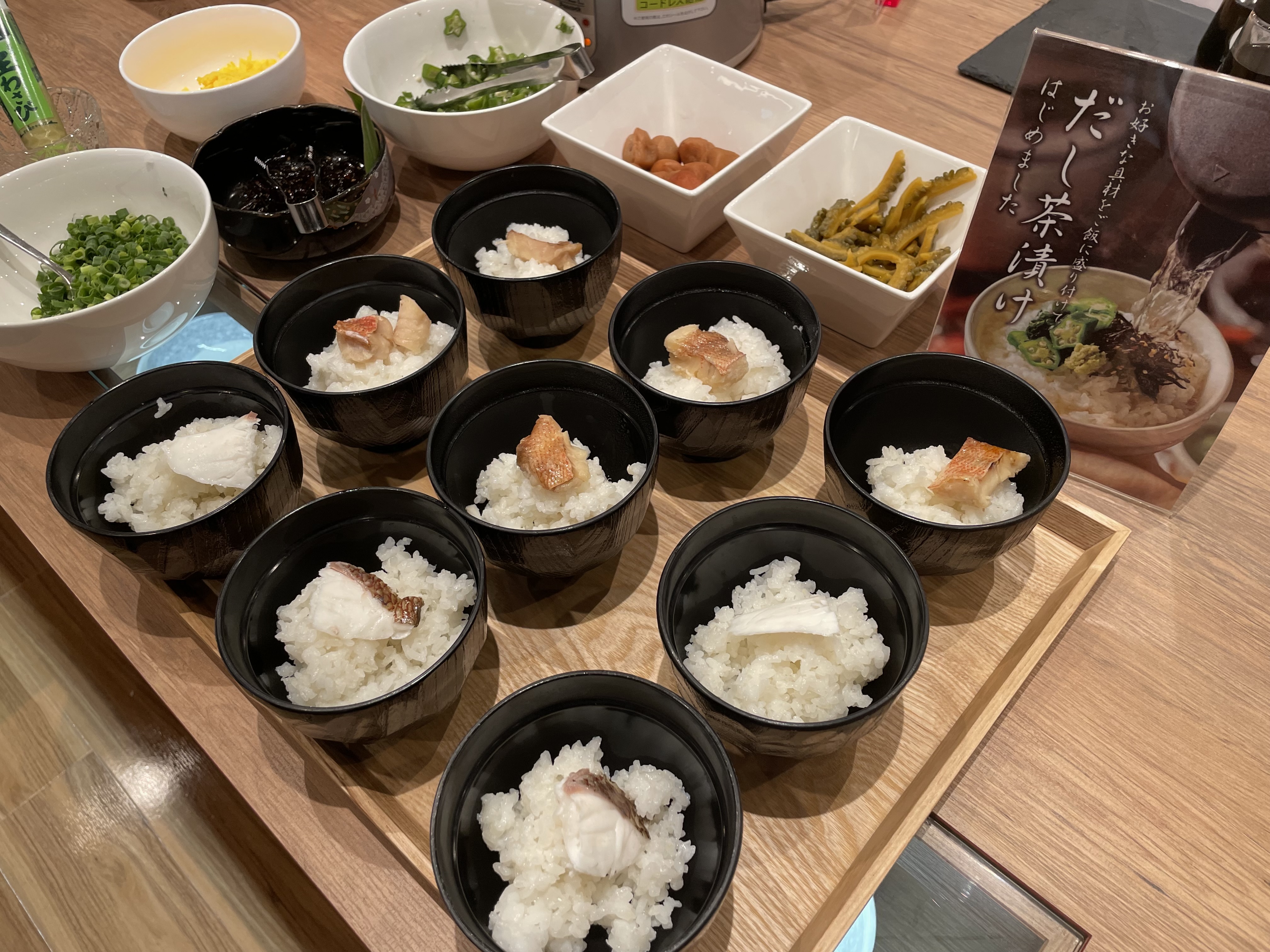 朝食バイキング　お好みの具材で出汁茶づけ