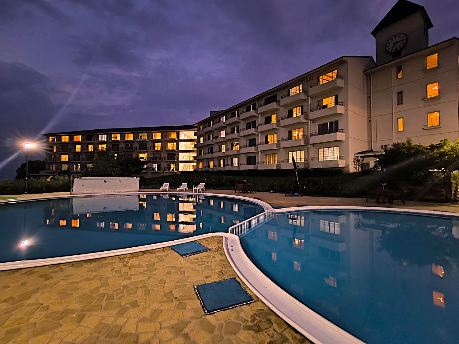 プールから望む客室棟