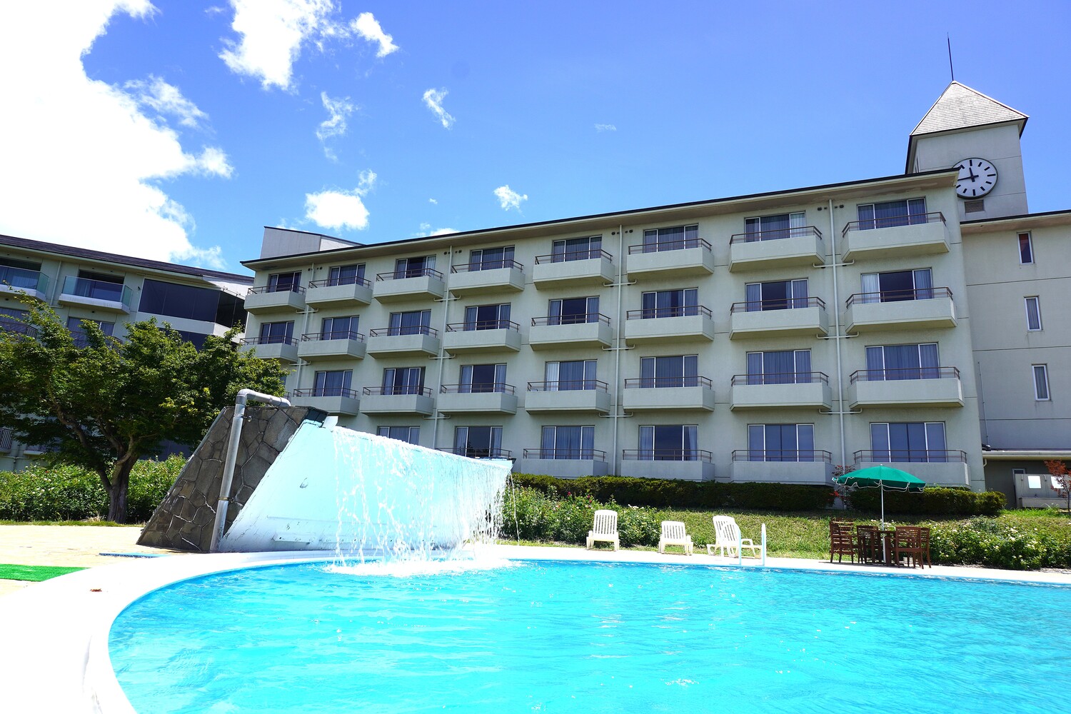 プールから望む客室棟