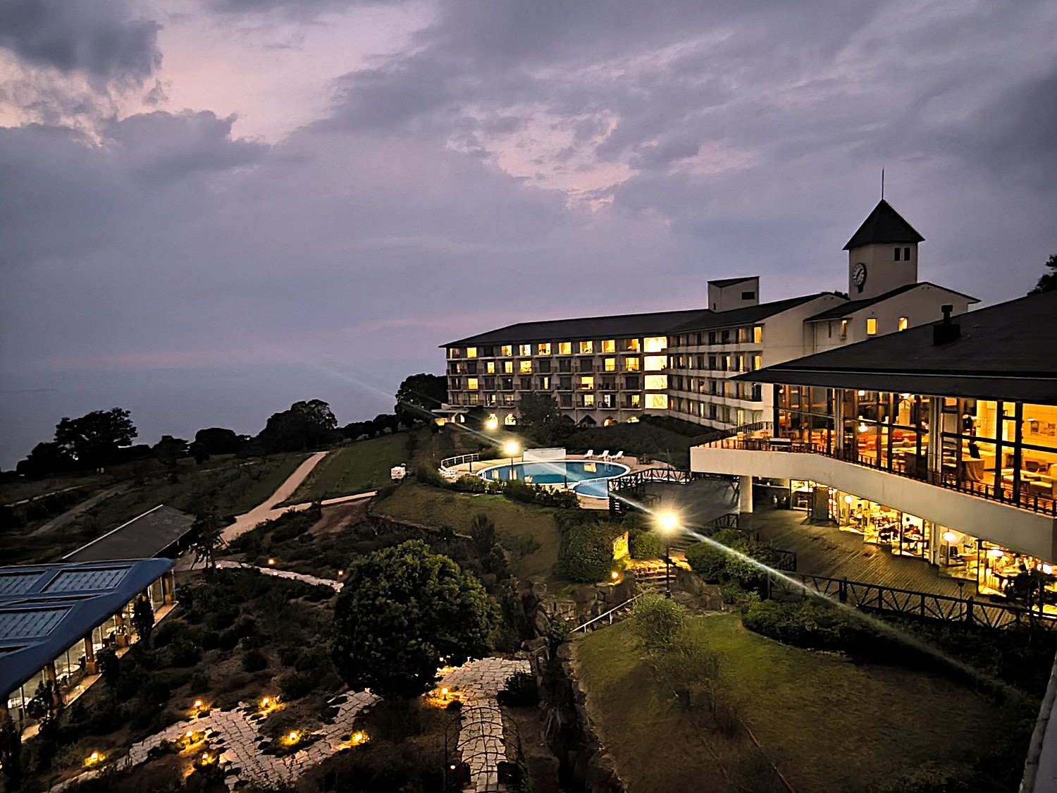 ホテル全景（夜）