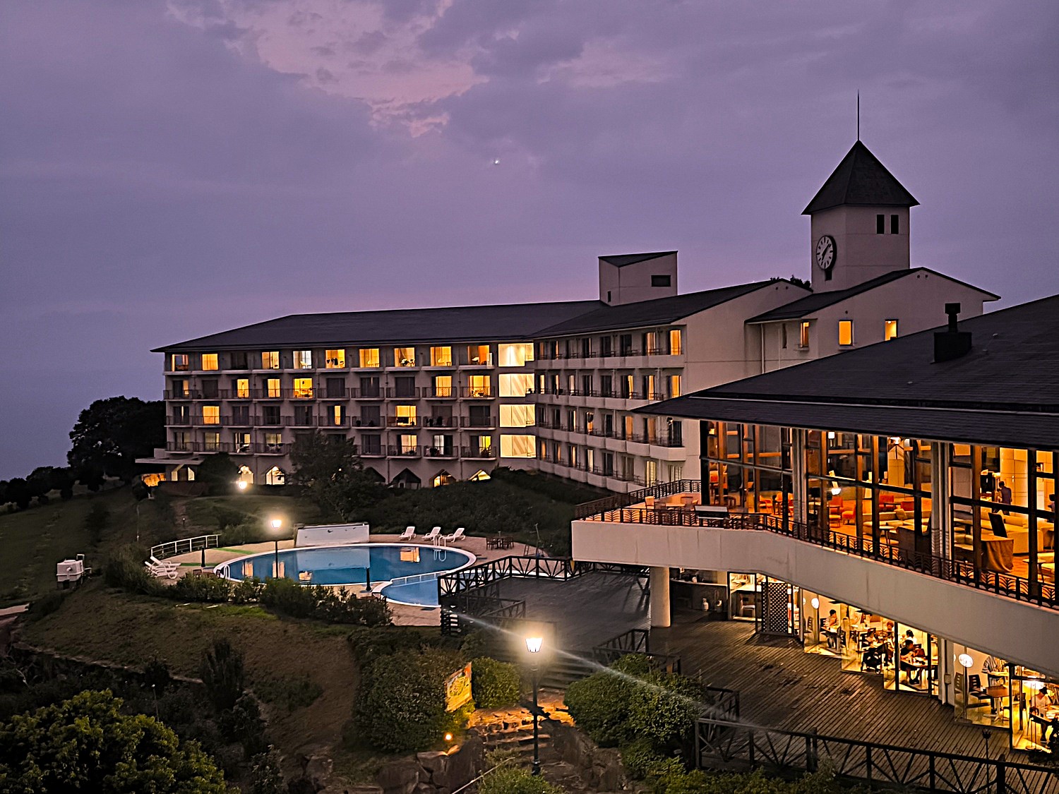 ホテル全景（夜）