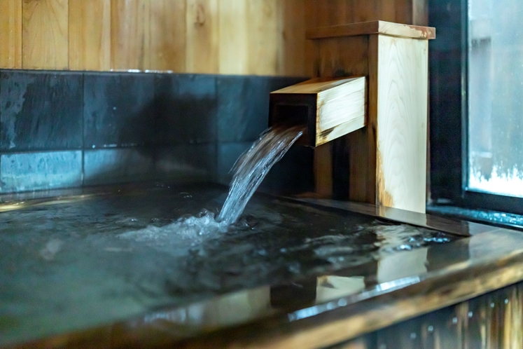 【貸切風呂・木の湯】檜の香りが心地よく漂うお風呂です。