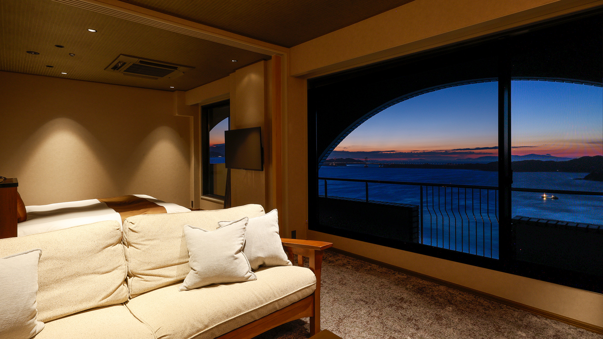 2024年12月にリニューアルされたキングサイズベッドを備えたハイフロアのスイート712号