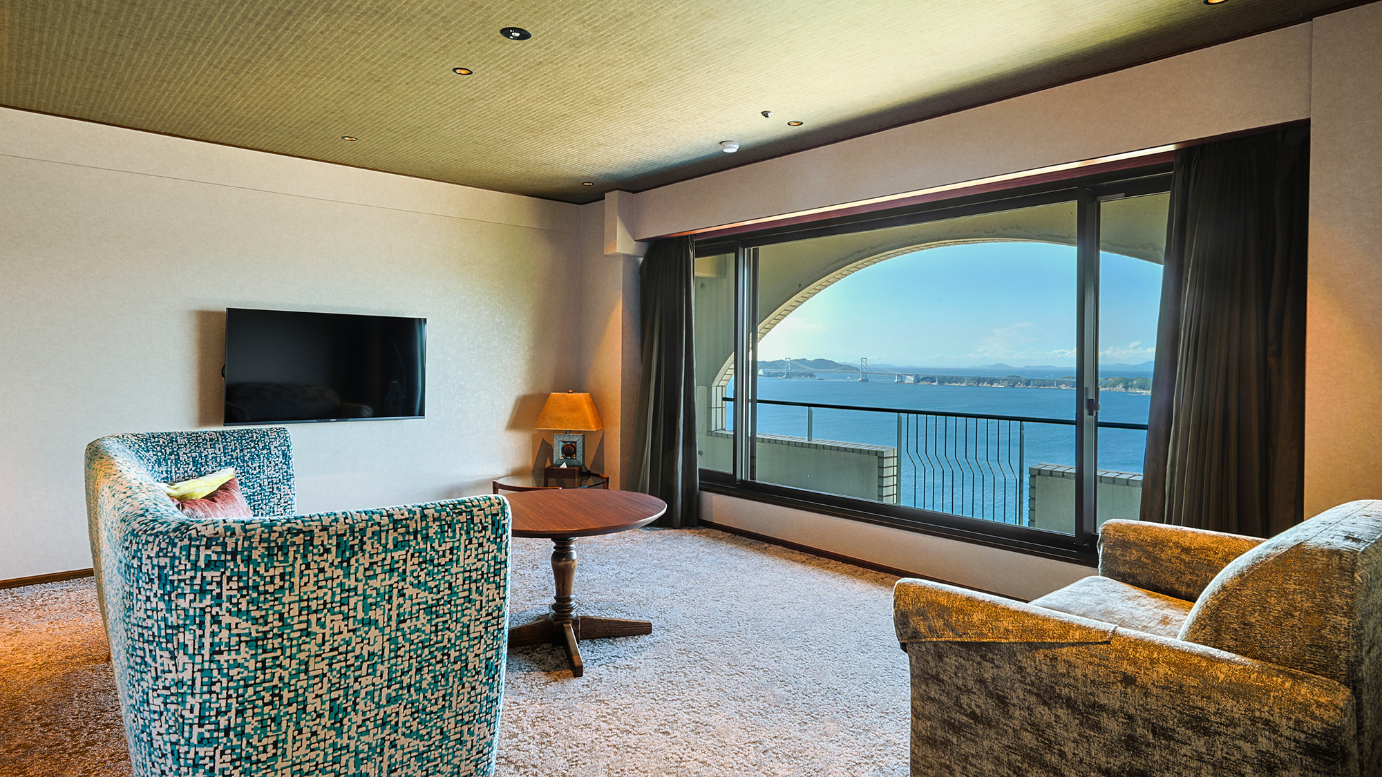 2024年12月にリニューアルされた広々とした80平米のハイフロアのデラックススイート716号