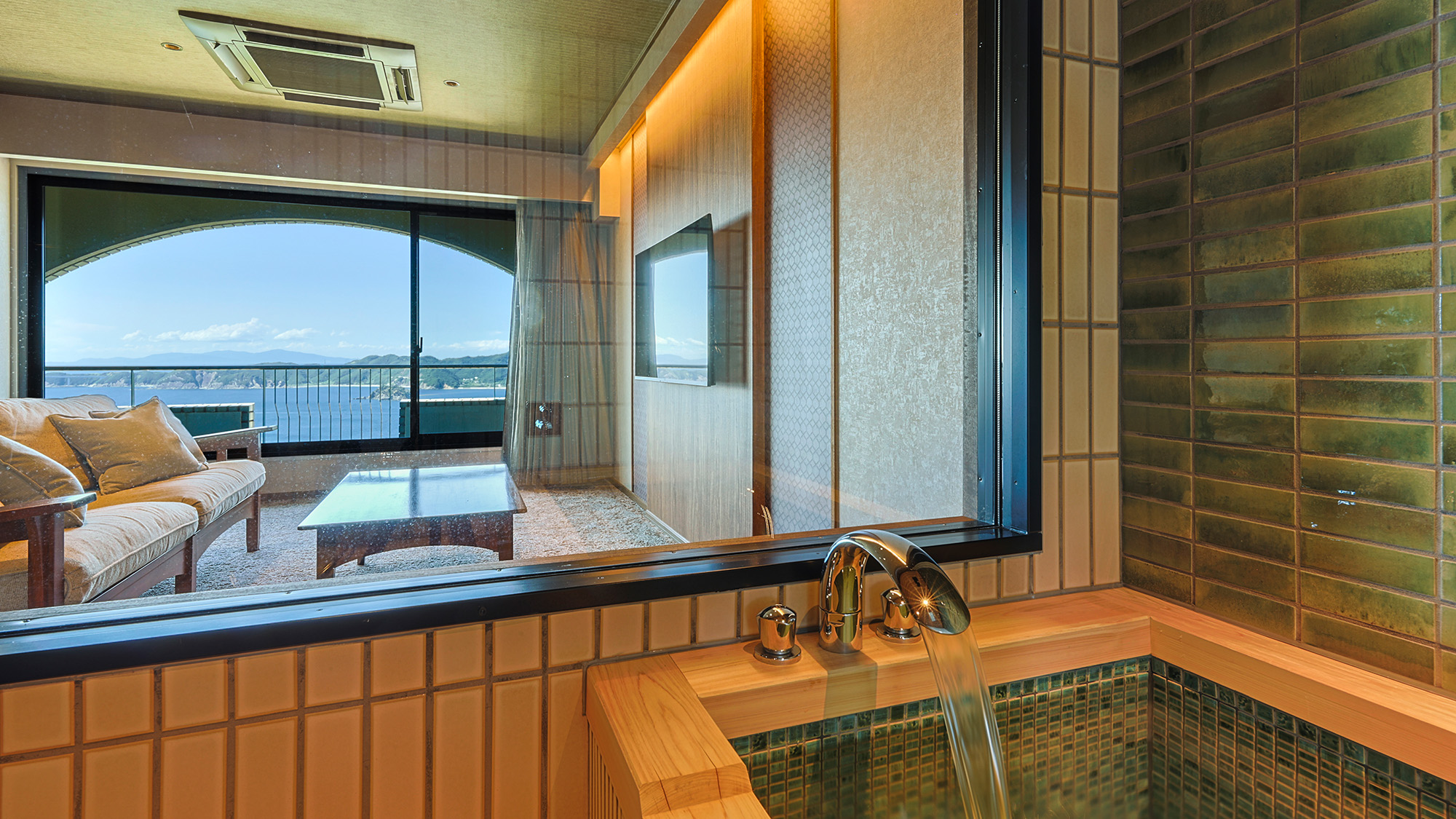 2024年12月にリニューアルされたキングサイズベッドを備えたハイフロアのスイート712号