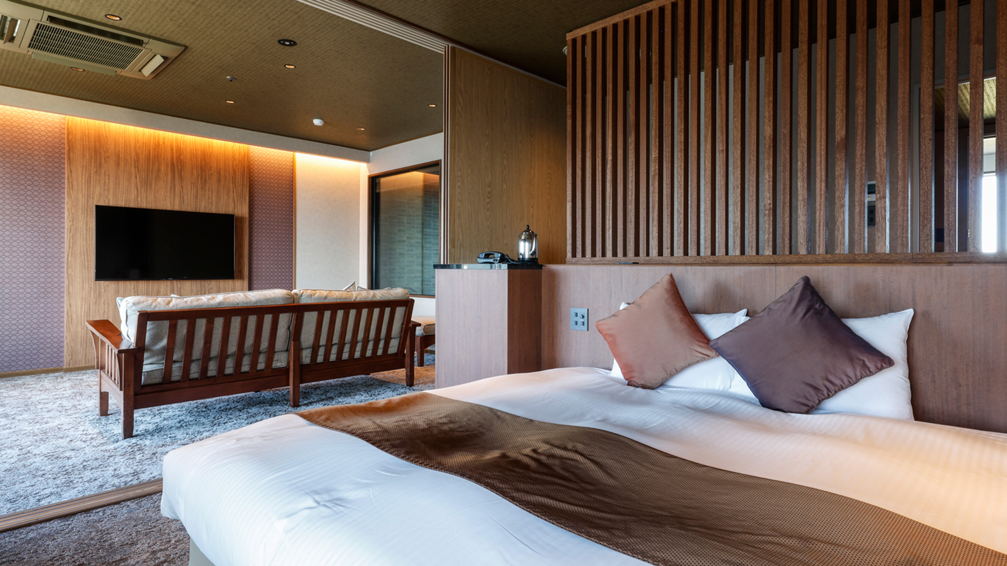 2024年12月にリニューアルされたキングサイズベッドを備えたハイフロアのスイート712号