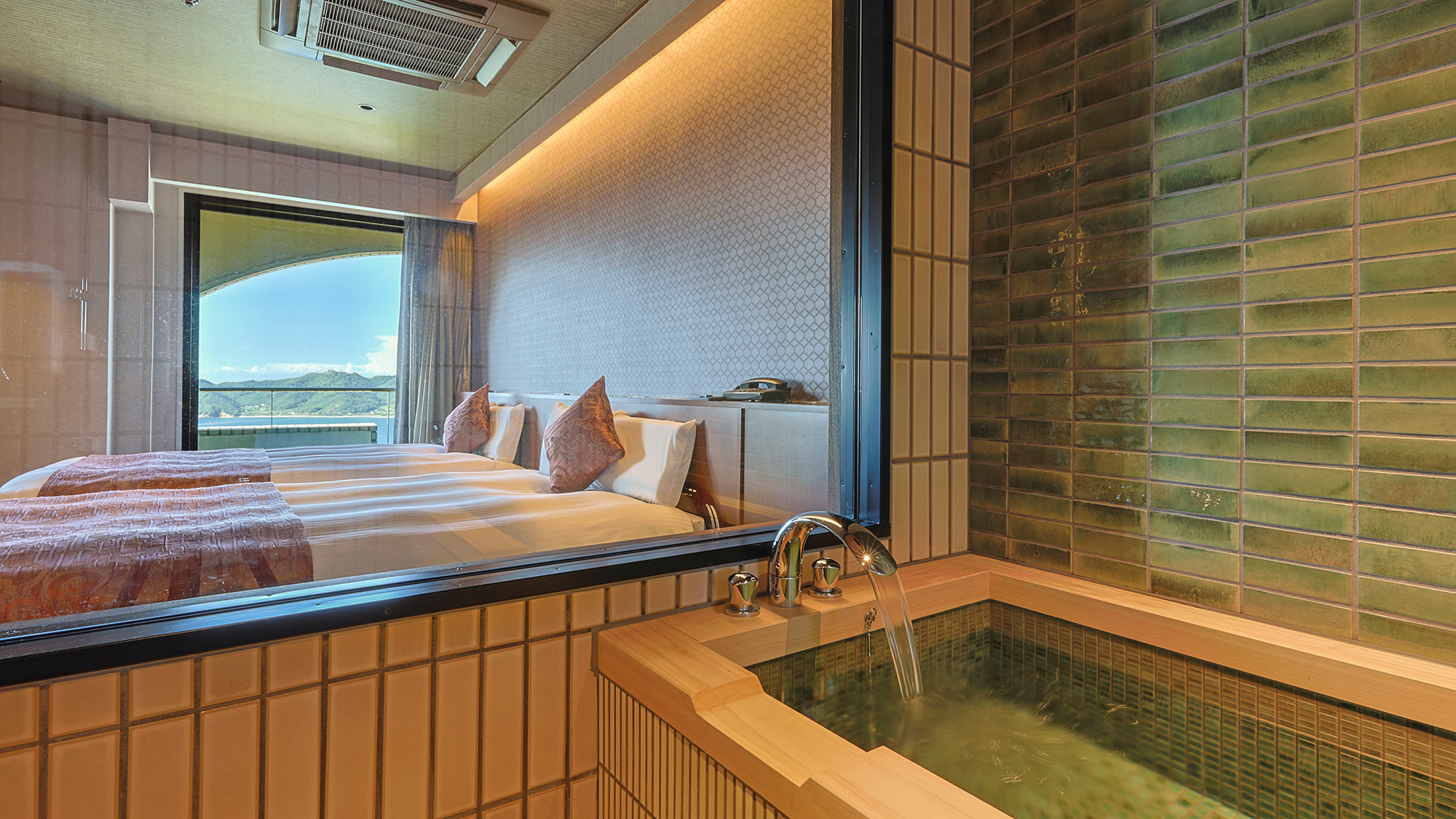 2024年12月にリニューアルされた鳴門海峡を臨むハイフロアのスイート711号