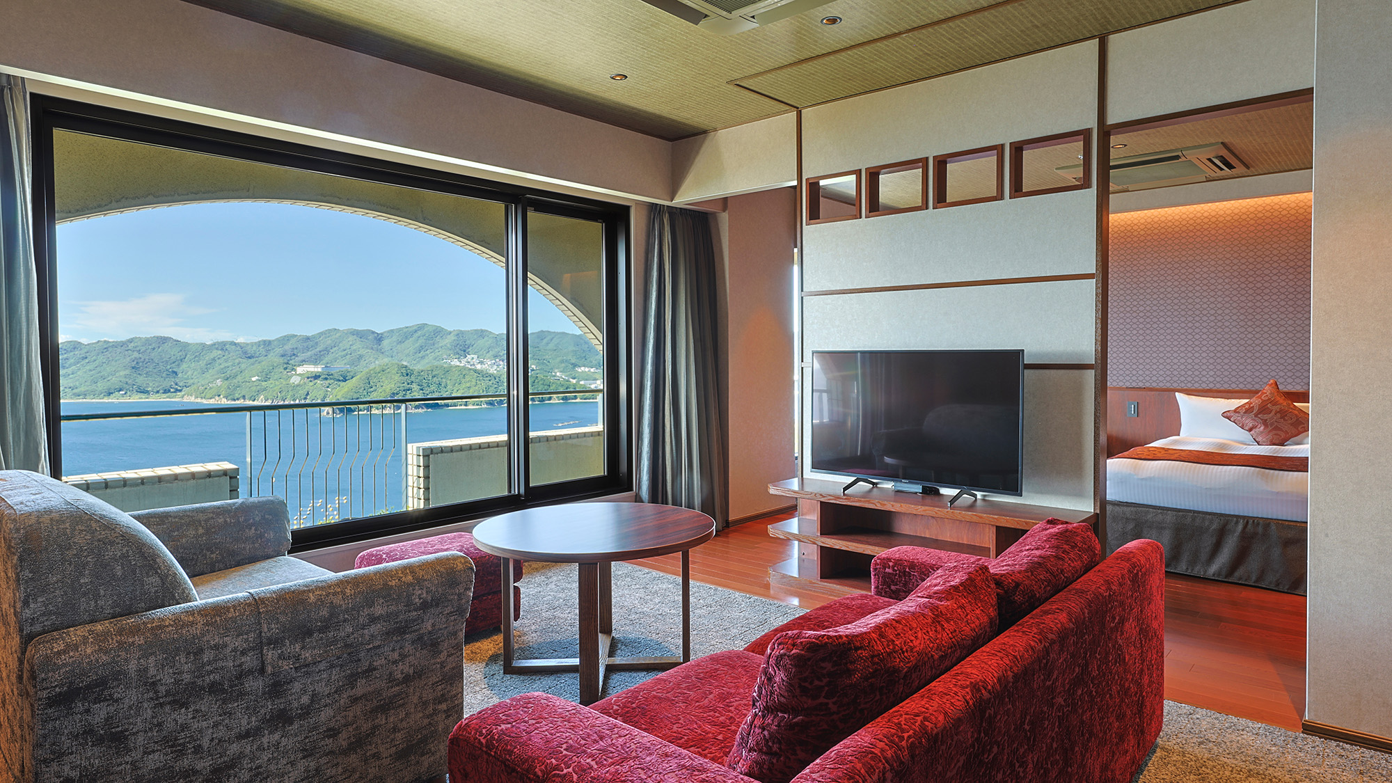 2024年12月にリニューアルされた鳴門海峡を臨むハイフロアのスイート711号