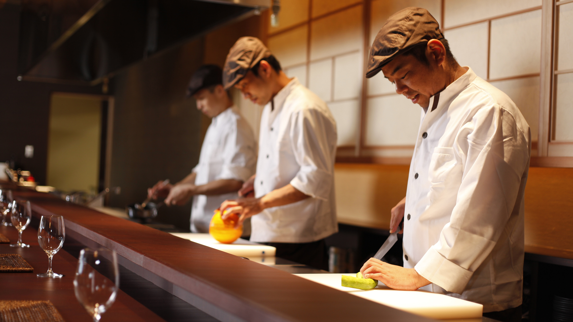 【旬房 海楽 ‐KARAKU‐】ライブ感溢れるオープンキッチンでプリフィクスディナーを堪能