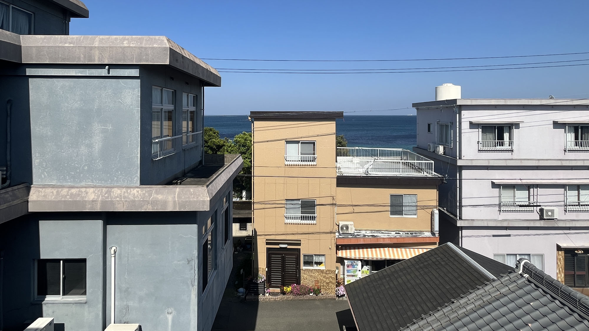 【客室＿イメージ】お部屋からちらっと海が見えます。*