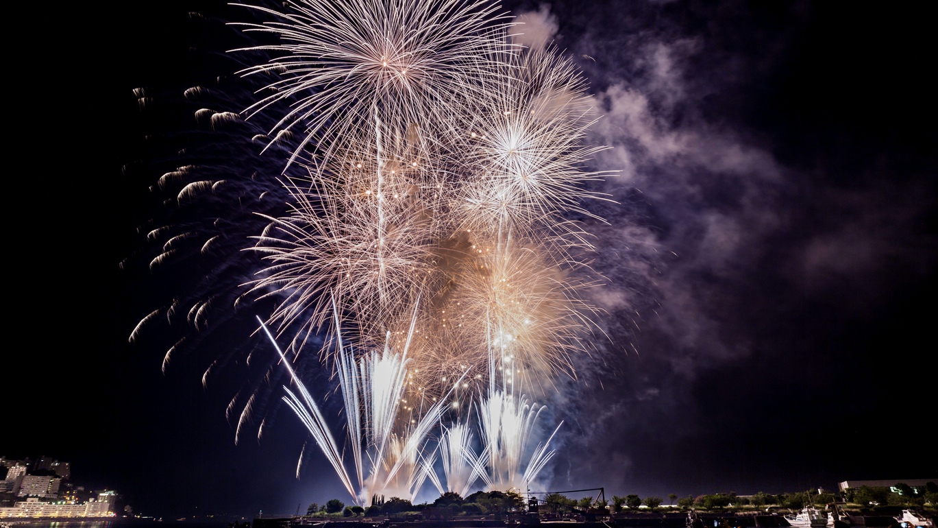 《アクティブ・花火ツアープラン》アタミ海上花火大会観覧ツアーと伊勢エビ舟盛＆海一望！露天風呂