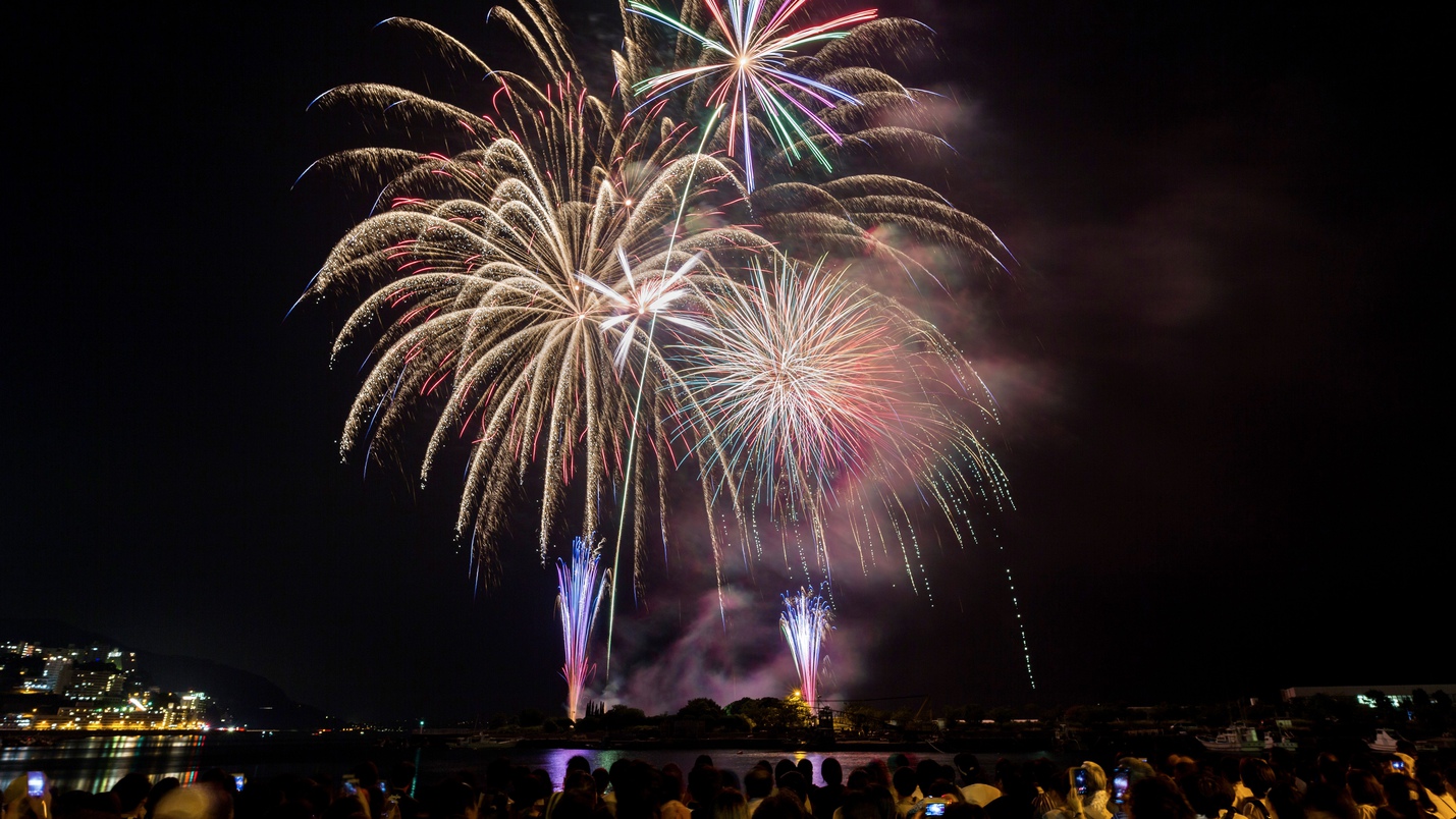 《アクティブ・花火ツアープラン》アタミ海上花火大会観覧ツアーと伊勢エビ舟盛＆海一望！露天風呂