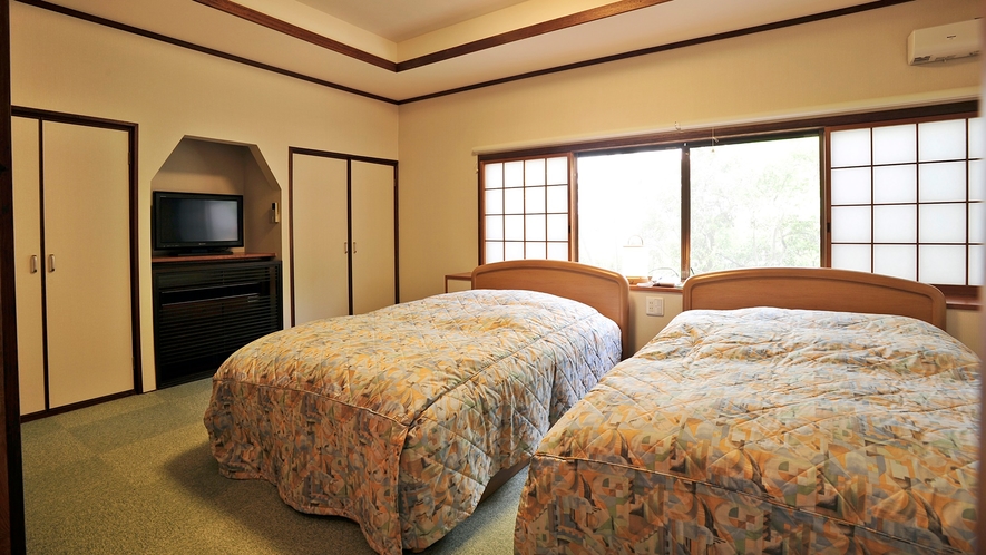 *【和洋室　離れ】広々とした和室と、ツインベッドの寝室が付いたお部屋となります。