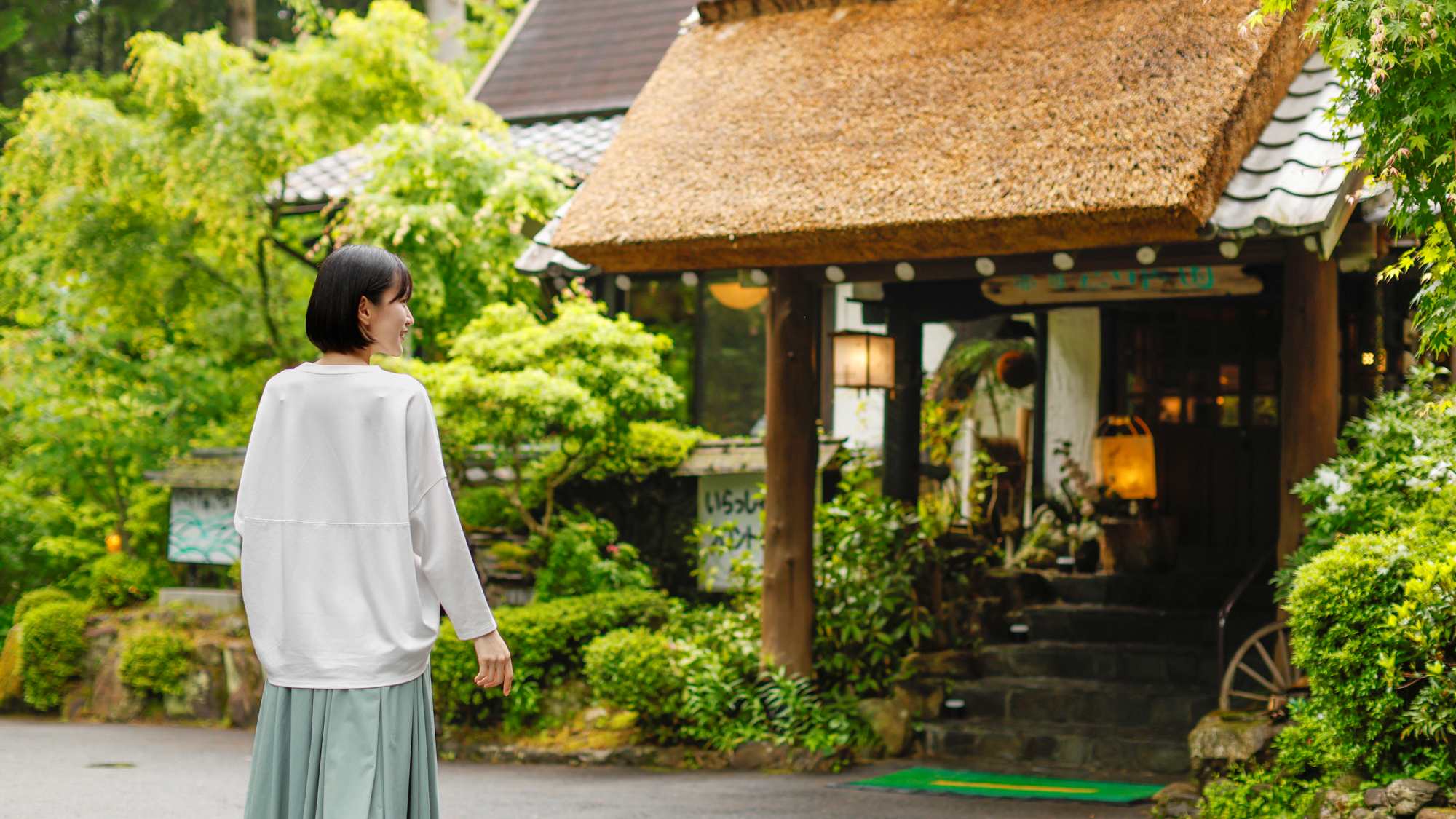 茅葺きの屋根が特徴的な赤目 山水園の入口。