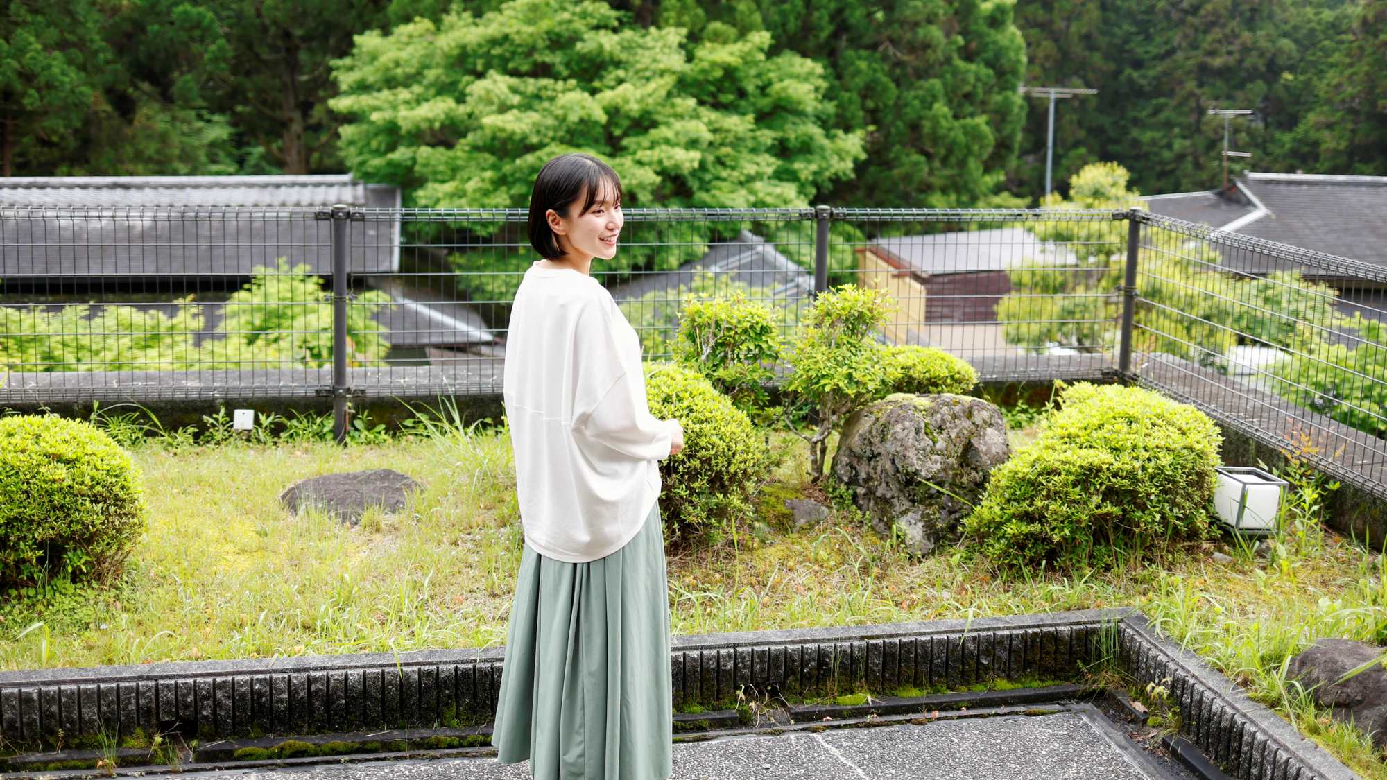 純和風の「東館和室」には山水園の敷地と緑の風景を眺められるテラス付き