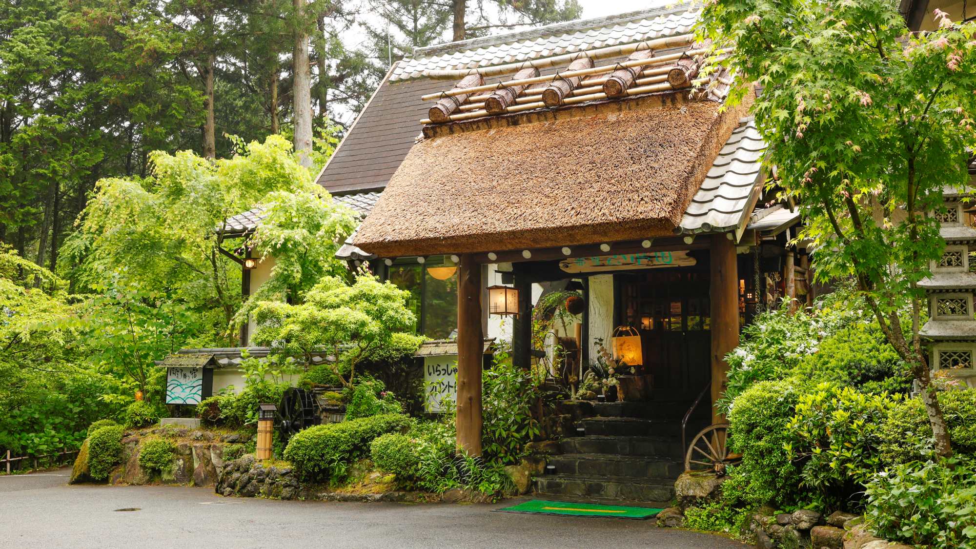 茅葺きの屋根が特徴的な赤目 山水園の入口。赤目四十八滝から車で5分の好立地。