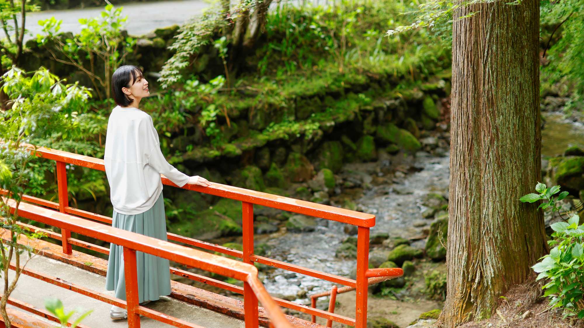 流れる川にかかる赤い橋が特長。広い敷地の園内を歩くのも楽しみのひとつ