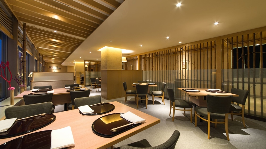「11階 日本料理 なだ万雅殿」は、日本古来の和服に身を包み心をこめておもてなしいたします