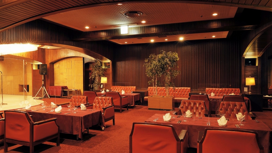 レトロな重厚感はホテルのバーならではの雰囲気のホール席「地下1階 パーククラブ」