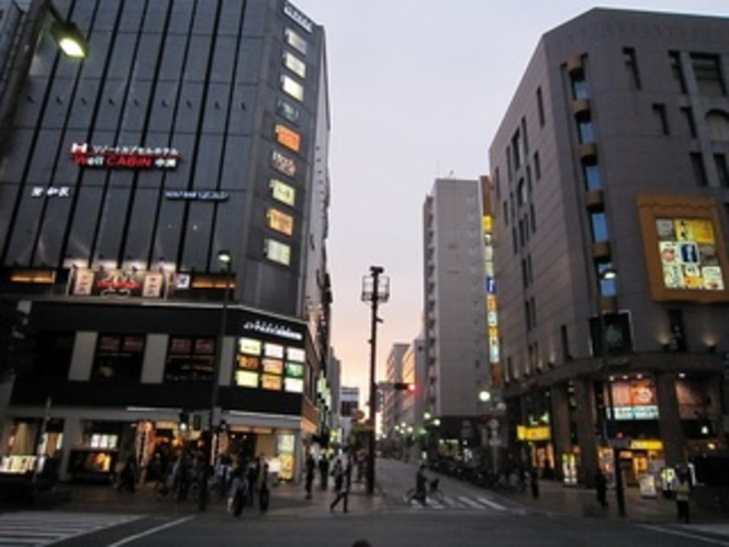 右のビル⇒松屋「中洲店」　　左のビル⇒「当館」