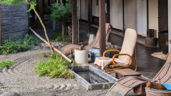 七福の庭〜冷えた飲み物とともに小ぶりな足湯で夕涼み。湯浴み前後にお立ち寄り下さい。