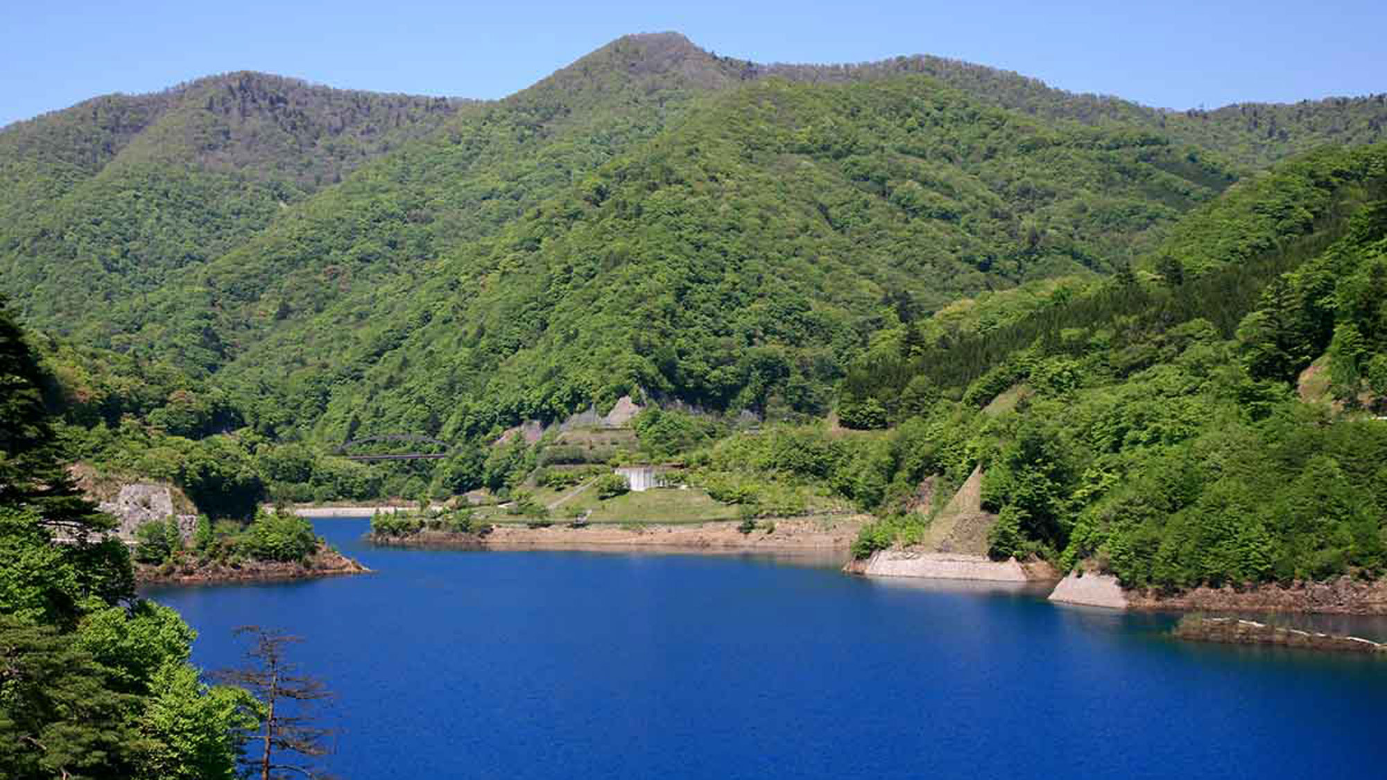 【四万川ダム（奥四万湖）】四万ブルーと称される美しい湖