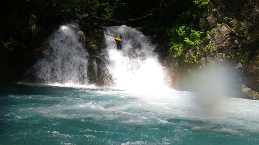 四万の神秘「四万ブルー」の水と一体になれるキャニオニング