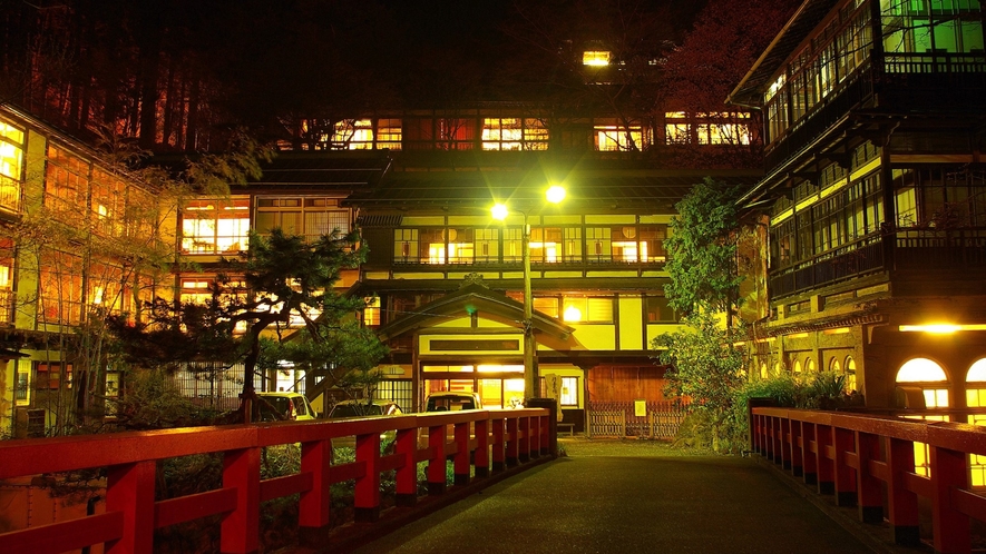 【本館／夜景】夜の積善館も四万温泉人気のフォトスポット