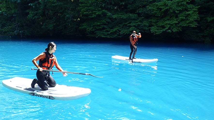 美しい四万ブルーと緑豊かな奥四万湖でSUP体験！