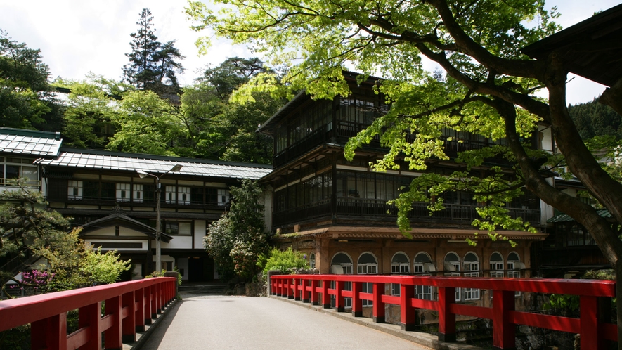 【本館／外観】積善館本館・赤い橋は四万温泉の人気フォトスポット