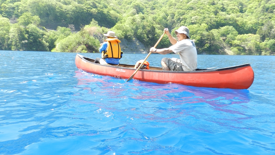 【カヌー体験】美しい四万ブルーの湖で、新しい感動に出会う旅