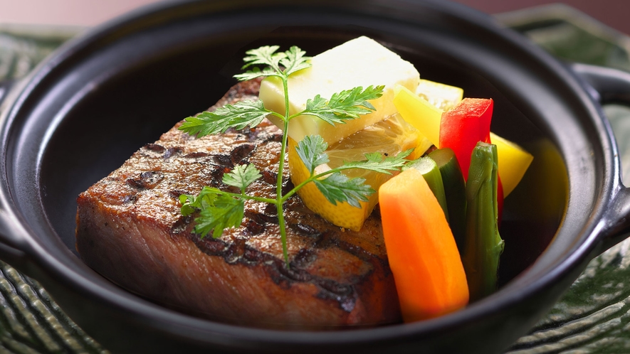 国産和牛ヒレ肉のステーキ。ボリューム満点の柔らかいお肉をステーキで。