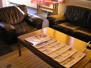 各種多様な無料新聞をじっくりソファーでご覧になれます。