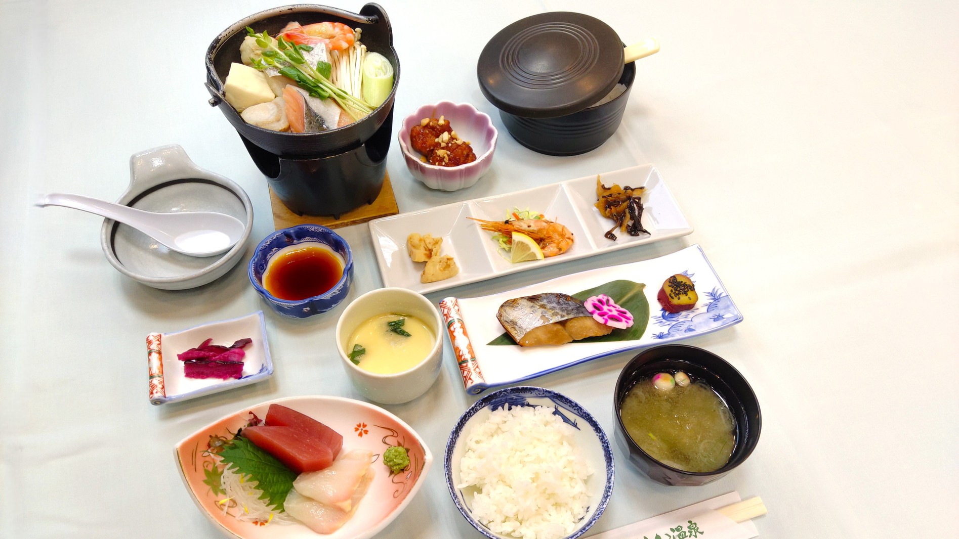 ◆国道沿いの好アクセス＆平面駐車場完備♪夕食は品数少なめでもボリューム満点のビジネス御膳【夕朝食付】