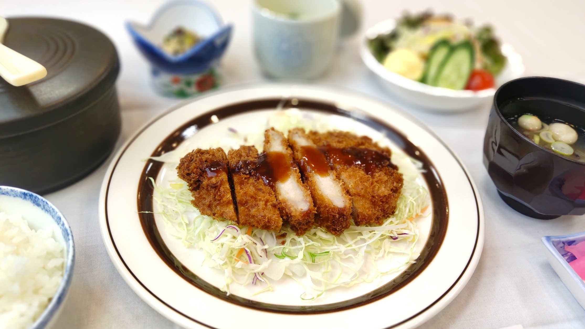 ◆国道沿いの好アクセス＆平面駐車場完備♪夕食は品数少なめでもボリューム満点のビジネス定食【夕朝食付】