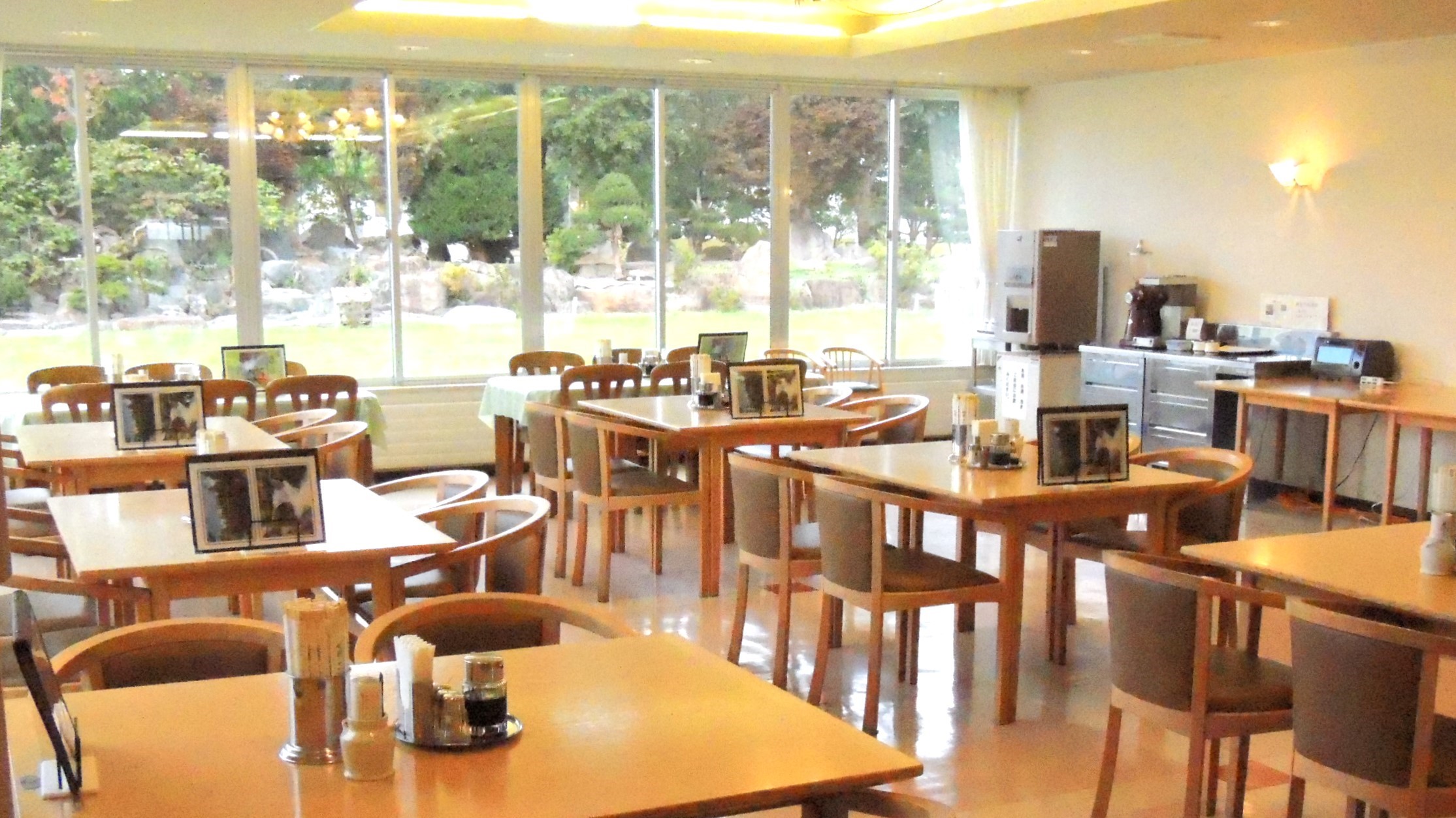 ◆大きな窓から中庭を望む開放感たっぷりのレストラン