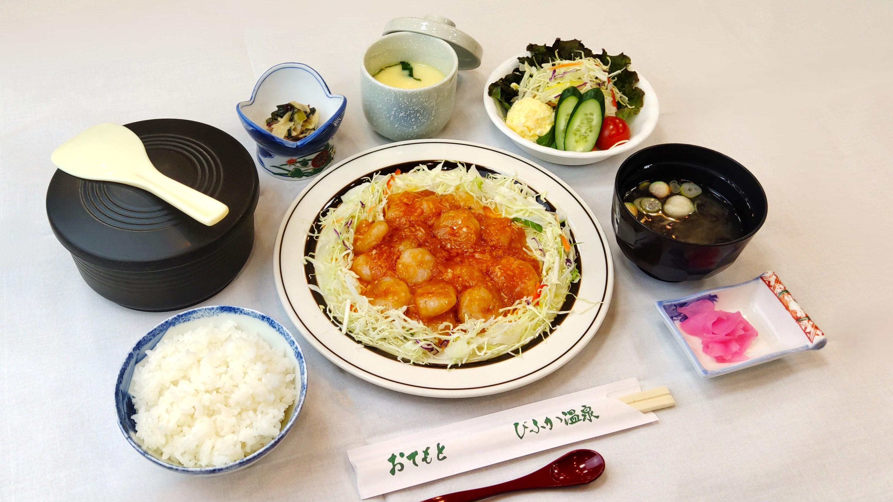 ◆ビジネス定食（エビチリ）～2026年4月から食事内容をリニューアル