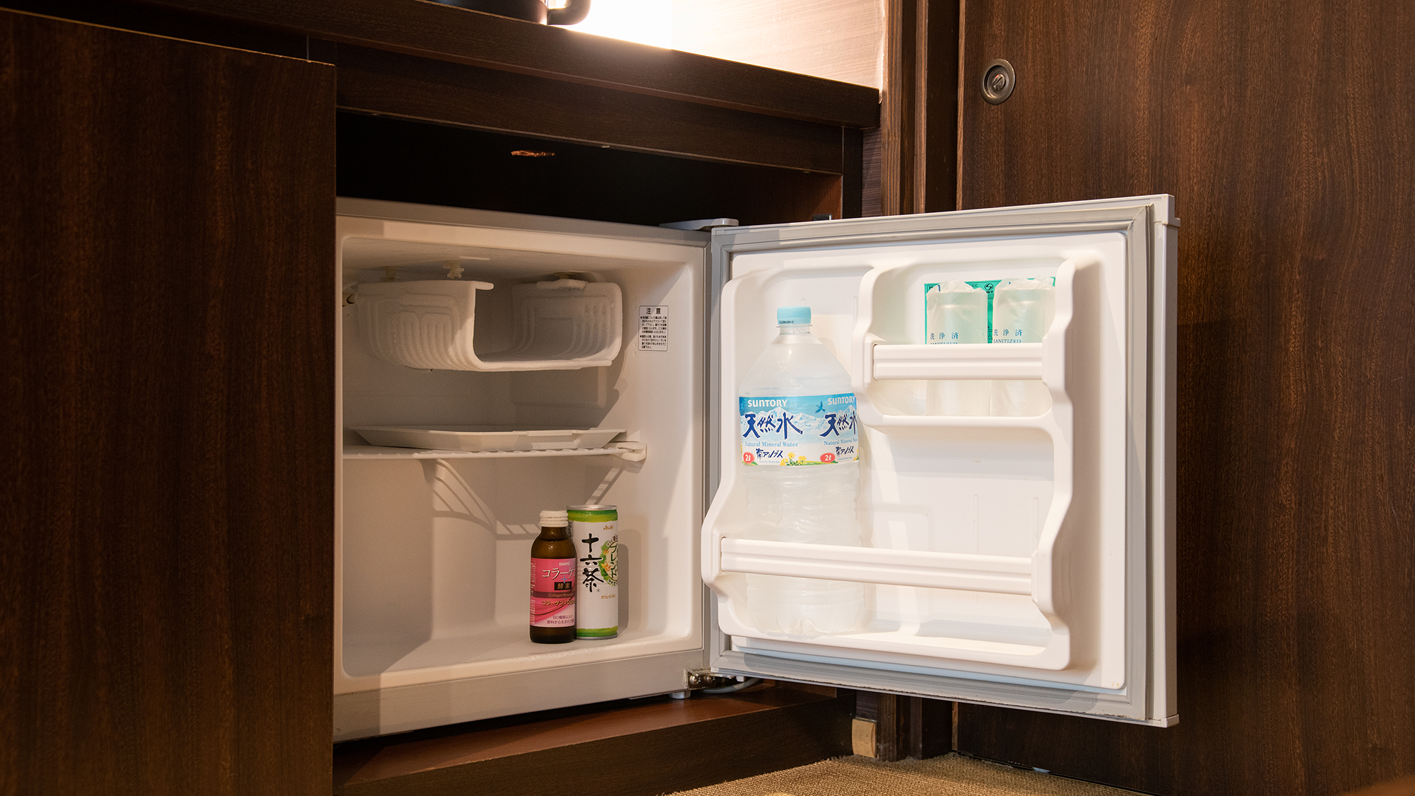 *【お部屋冷蔵庫】お水等は予めご用意しております。