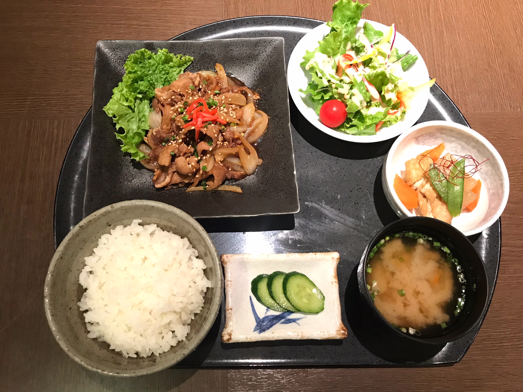 日替わり定食付プランもございます！ ＊日替わりメニュー＊　(月）唐揚げ甘酢あんかけ定食　(火）焼肉定食　（水）鯖の味噌煮定食　（木）豚しゃぶごまだれ和え定食　（金）おろしハンバーグ定食　(土）チャーハン定食