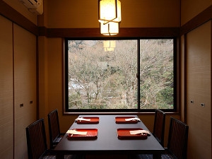 【個室レストラン】イス・テーブル席