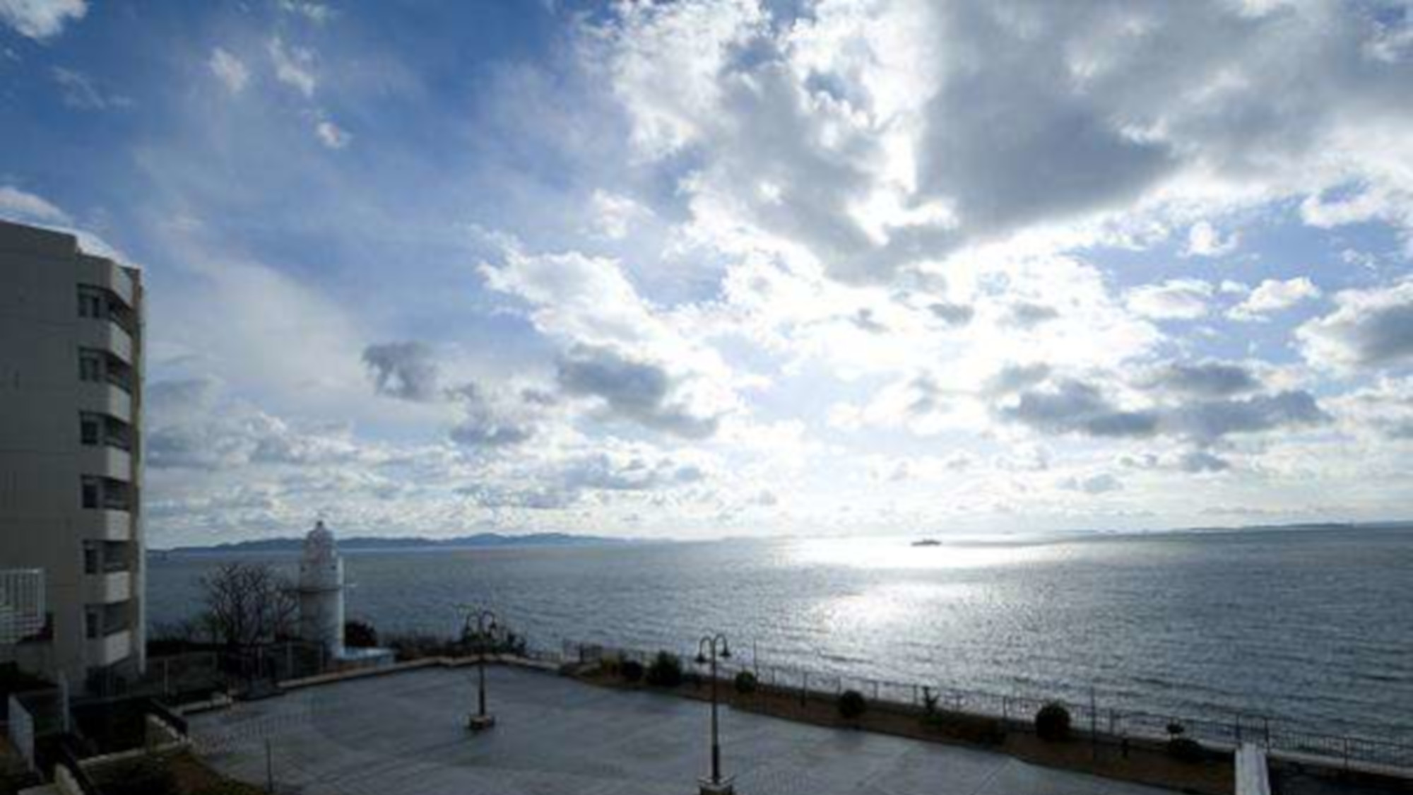 三河湾の青い海と灯台があるデッキ