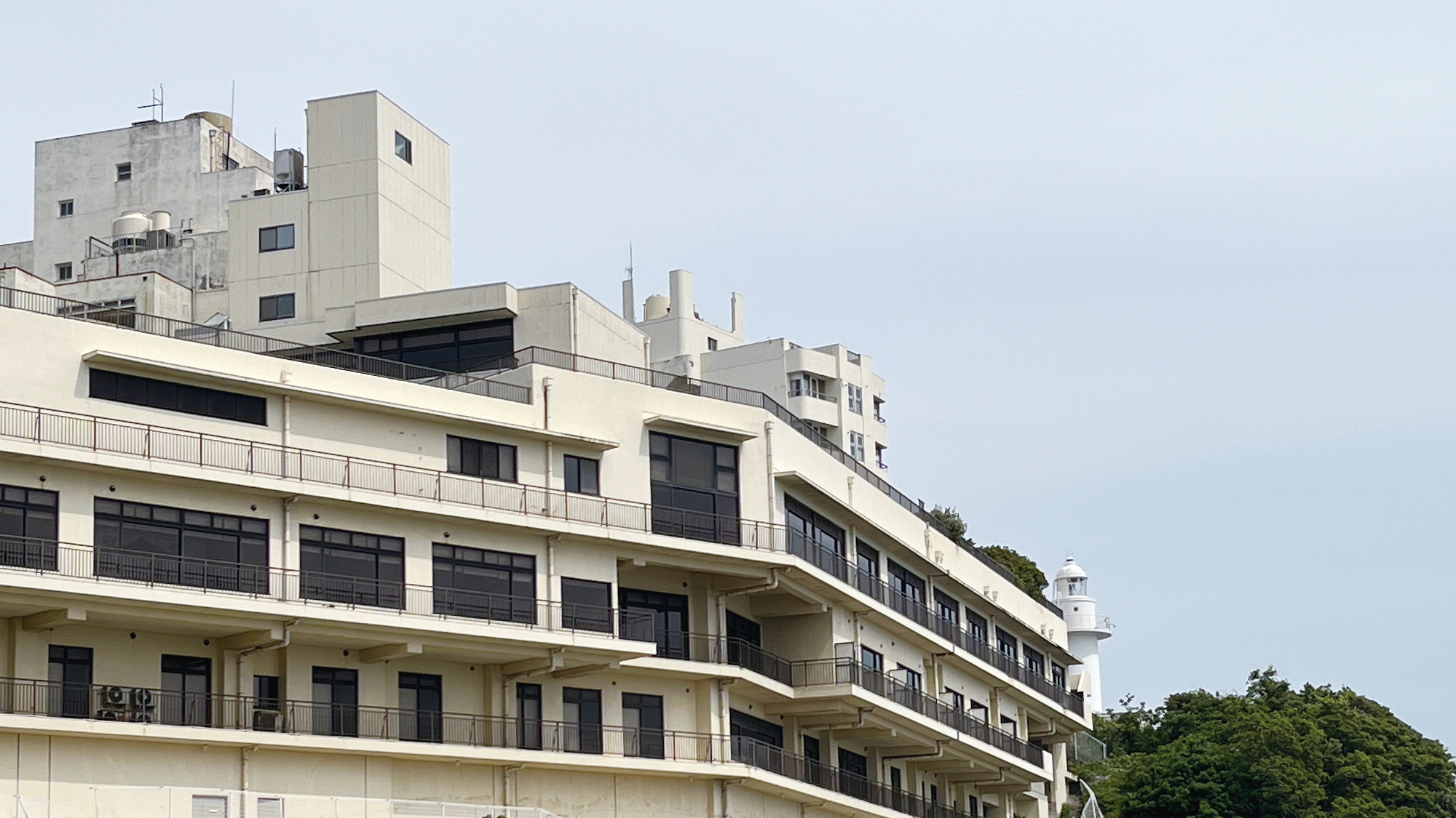 ホテルたつきと橋田鼻灯台